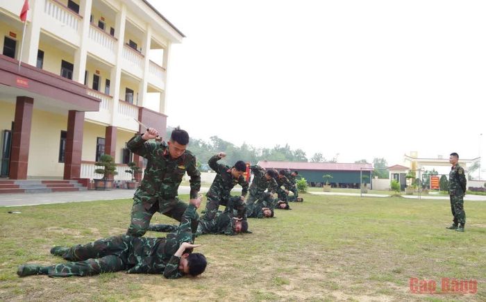 Cán bộ, chiến sĩ Đại đội Trinh sát Cơ giới, Phòng Tham mưu huấn luyện võ chiến đấu trên thao trường.