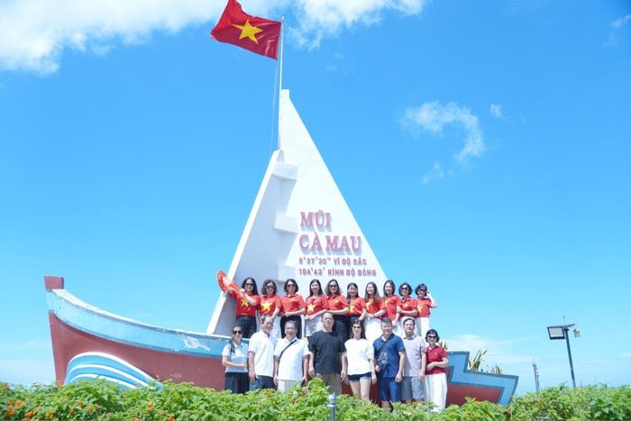 Điểm biểu tượng mũi tàu tại Khu du lịch Mũi Cà Mau.