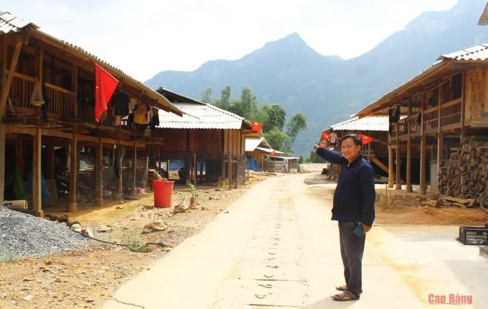 Hoàng Văn Sùng hào hứng chỉ dẫn, chia sẻ thông tin từng hộ dân tại khu tái định cư mới.