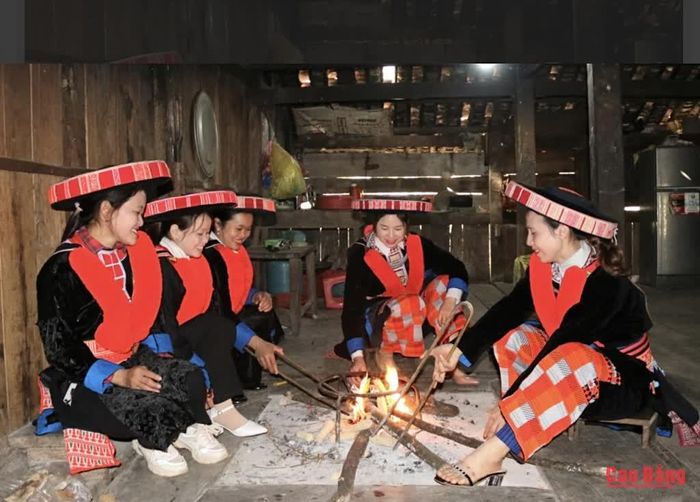 Bếp lửa hiện diện trong đời sống gia đình người dân tộc Dao đỏ, nơi tình thân được vun đắp qua những sinh hoạt thường nhật.
