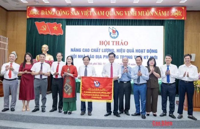 Lãnh đạo Hội Nhà báo thành phố Bắc Ninh trao cờ đăng cai Hội thảo nghiệp vụ lần thứ XXII cho Hội Nhà báo tỉnh Phú Thọ.