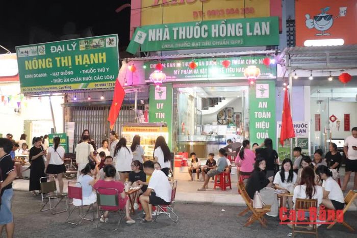 Bánh tráng trộn, bánh tráng cuốn thu hút đông đảo thực khách, nhất là giới trẻ. 