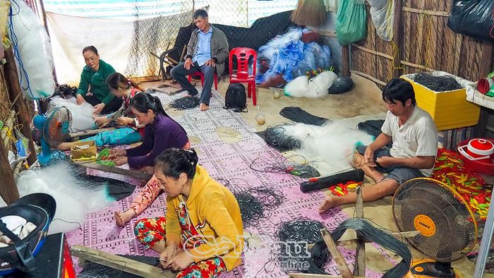 Phụ nữ xã Khánh Lâm với nghề đan lưới, chị em có thể nhận về đan tại nhà rất tiện lợi cho việc chăm sóc gia đình.