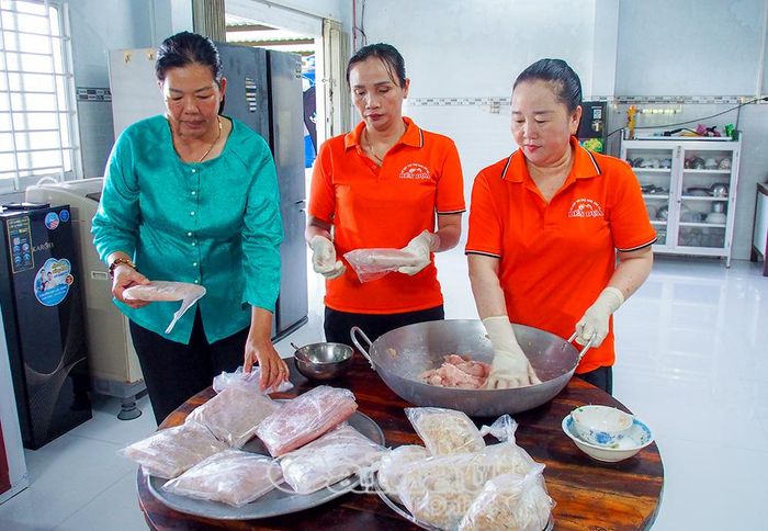 Tổ phụ nữ làm chả cá, chả tôm ấp Bến Dựa, xã Tam Giang, giúp chị em có nghề phụ, tăng thu nhập cho gia đình.