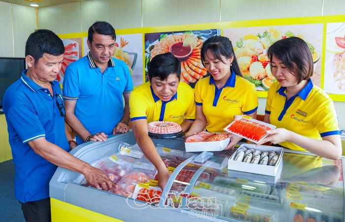 Các sản phẩm tôm chế biến sâu xuất khẩu của Công ty Cổ phần Tập đoàn Thuỷ sản Minh Phú trưng bày tại Ngày hội Cua Cà Mau lần thứ II năm 2025.