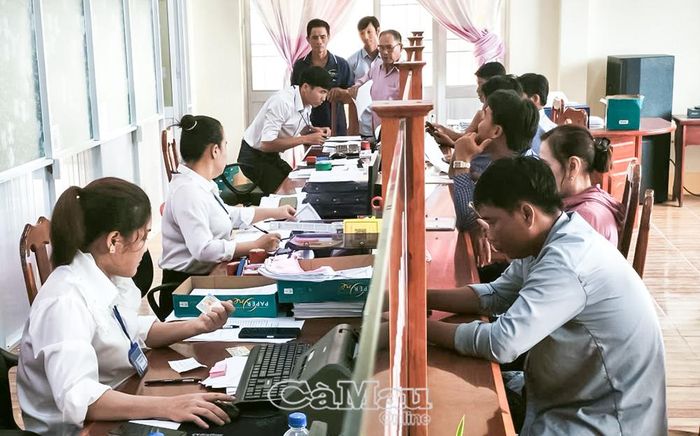Thời gian tới, việc rà soát sẽ tiếp tục được triển khai có trọng tâm, trọng điểm, trong đó ưu tiên các lĩnh vực có tác động trực tiếp, sâu rộng đến đời sống người dân. (Trong ảnh: Cán bộ, công chức xã Biển Bạch giải quyết thủ tục hành chính cho người dân tại Trung tâm Phục vụ hành chính công xã).