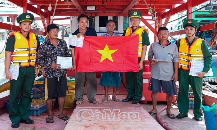 Ðồn Biên phòng Sông Ðốc trao tặng cờ Tổ quốc cho ngư dân, động viên bà con vươn khơi, bám biển gắn với bảo vệ chủ quyền biển, đảo quê hương.