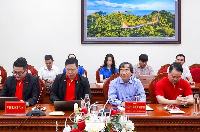 Phó Tổng giám đốc Vietjet Air Nguyễn Đức Thịnh trao đổi tại buổi làm việc.