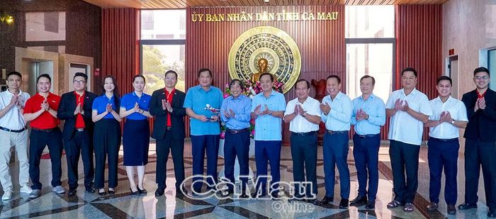 Các đồng chí lãnh đạo tỉnh Cà Mau: Huỳnh Quốc Việt, Phó Bí thư Tỉnh uỷ (thứ bảy từ phải sang); Lâm Văn Bi, Uỷ viên Ban Thường vụ Tỉnh uỷ, Phó Chủ tịch Thường trực UBND tỉnh (thứ bảy từ trái sang), cùng Phó Chủ tịch UBND tỉnh Nguyễn Minh Luân chụp ảnh lưu niệm cùng đoàn công tác Vietjet Air sau buổi làm việc.