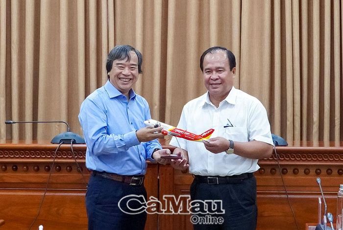 Phó Tổng giám đốc Vietjet Air Nguyễn Đức Thịnh tặng quà lưu niệm Phó Chủ tịch UBND tỉnh Cà Mau Nguyễn Minh Luân.