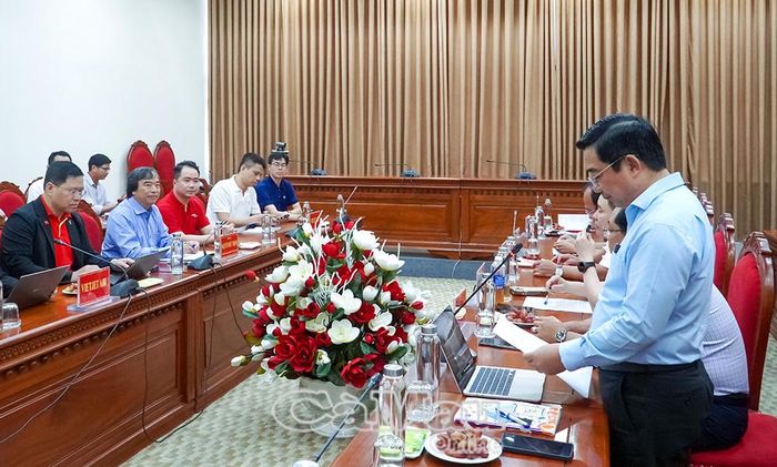 Đại diện các sở, ngành tỉnh Cà Mau và Công ty Cổ phần Hàng không Vietjet (Vietjet Air) tham dự buổi làm việc.