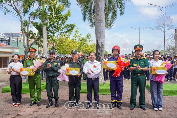 Các đồng chí lãnh đạo tỉnh, địa phương tặng quà động viên các lực lượng tham gia diễn tập chiến đấu phòng thủ xã Cái Nước năm 2026.