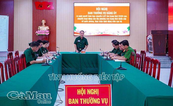  Đồng chí Từ Minh Phúc, Bí thư Đảng uỷ xã Hưng Hội, chủ trì hội nghị Ban Thường vụ Đảng uỷ trong khung diễn tập.
