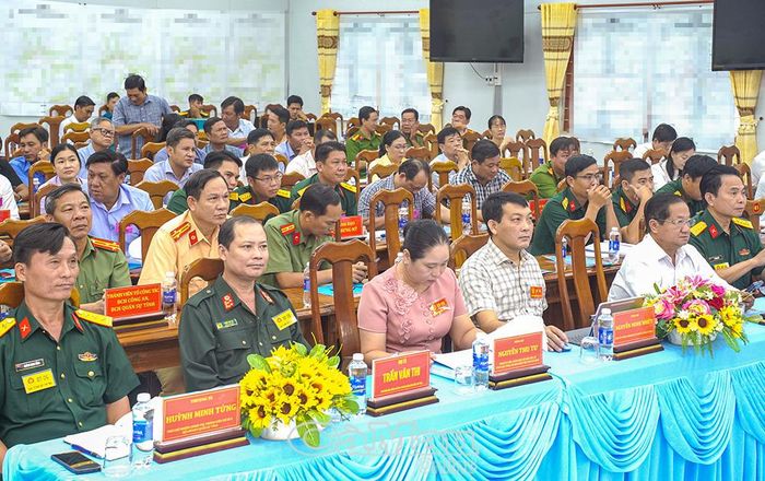 Các đồng chí lãnh đạo tỉnh và đại biểu dự lễ khai mạc diễn tập tại xã Cái Nước.
