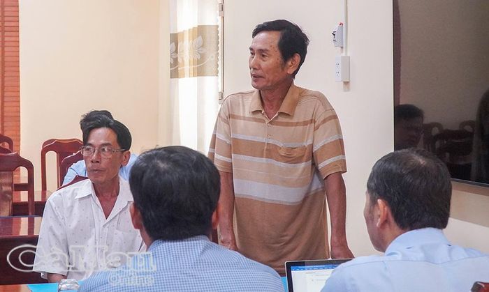 Ông Hồ Minh Chiến, đại diện Hợp tác xã Sản xuất muối công nghệ cao Đông Hải, nêu khó khăn trong sản xuất muối và đề xuất giải pháp hỗ trợ.
