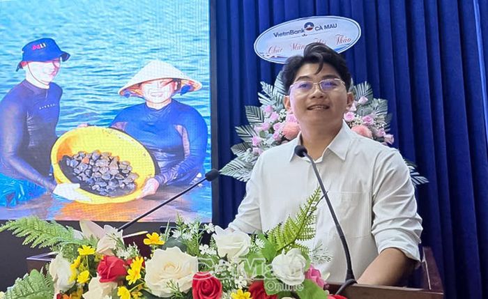 Ông Trần Văn Bì, Đại diện dự án khởi nghiệp Bà Ngoại Homestay, tham luận về chuyển đổi số "thực chiến"  dành riêng cho các dự án khởi nghiệp, doanh nghiệp nhỏ và vừa trên địa bàn tỉnh.