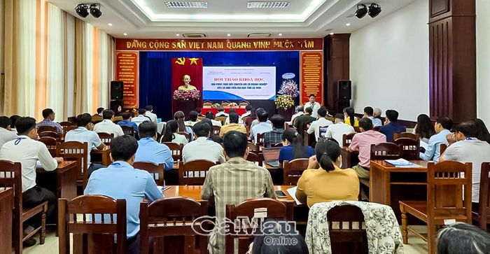  Đại biểu tham dự hội thảo khoa học “Giải pháp thúc đẩy chuyển đổi số doanh nghiệp vừa và nhỏ trên địa bàn tỉnh Cà Mau”.