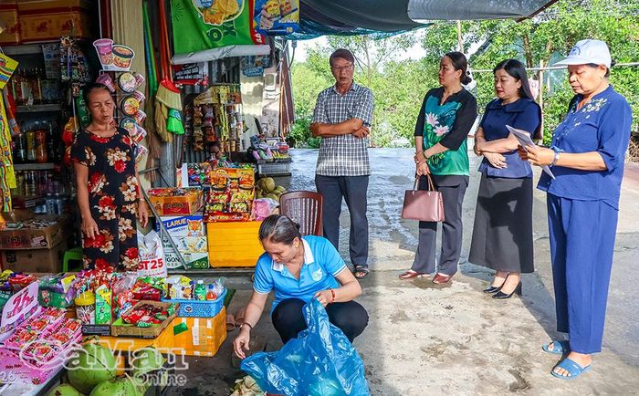  Phó Bí thư Thường trực Đảng uỷ xã Năm Căn Hồ Trúc Giang (thứ ba từ phải sang) cùng tổ công tác tuyên truyền phòng, chống SXH cho người dân Ấp 2.