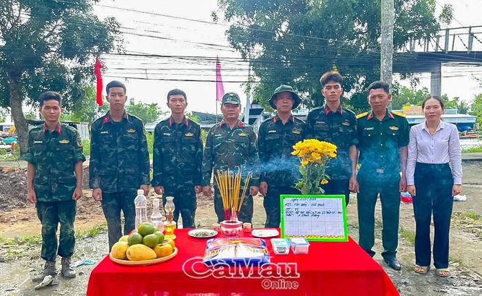 Lực lượng chức năng và đại diện chính quyền địa phương thắp hương tri ân các anh hùng liệt sĩ tại khu vực quy tập.