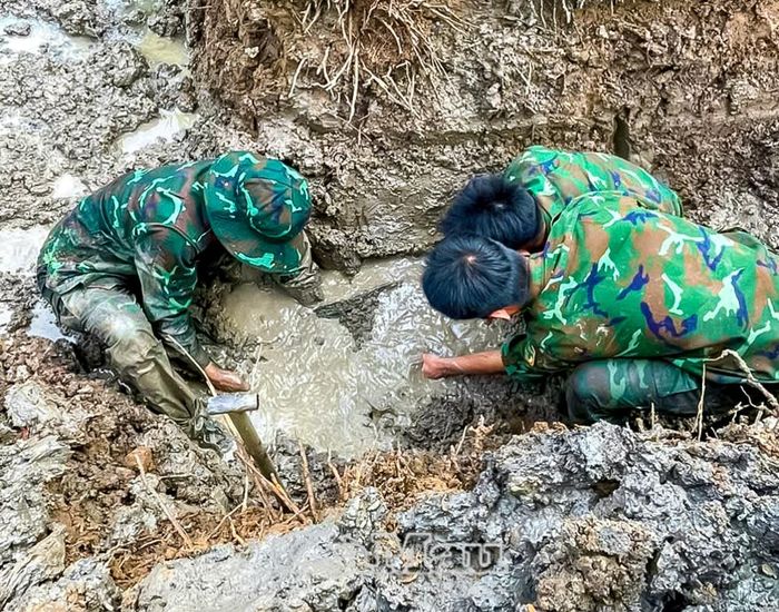 Lực lượng làm nhiệm vụ nỗ lực tìm kiếm hài cốt liệt sĩ còn sót lại tại nghĩa trang tạm Tân Bằng (ấp Tân Bằng, xã Biển Bạch).