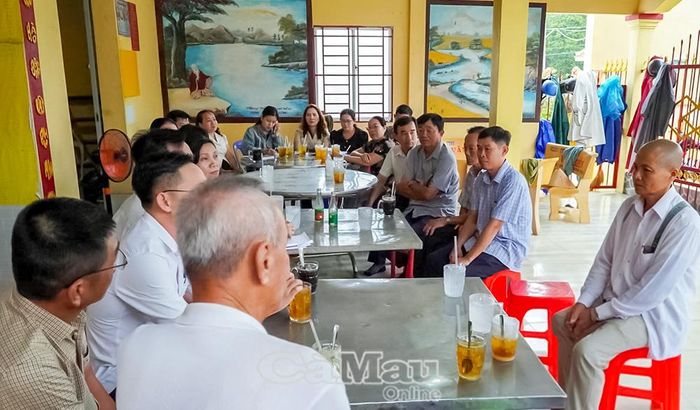 Ðông đảo cử tri Khóm 17 và Khóm 18 tham gia buổi trò chuyện với đại biểu dân cử của phường.