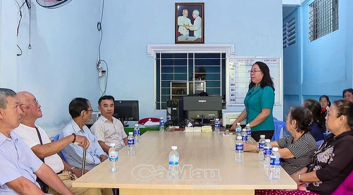 Ðại diện Tổ Ðại biểu số 1, HÐND phường Bạc Liêu, tiếp thu ý kiến của cử tri Khóm 1.