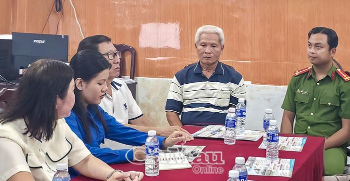 Cử tri Khóm 10 đề xuất thành lập tổ an ninh trật tự tự quản với sự tham gia của người dân, nhằm tăng cường bảo đảm an ninh tại cơ sở.