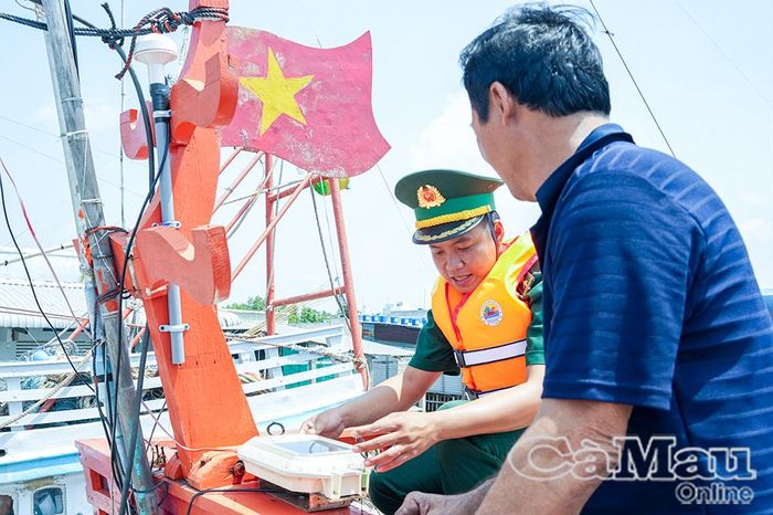 Cán bộ Ðồn Biên phòng Sông Ðốc kiểm tra thiết bị VMS trên tàu cá.