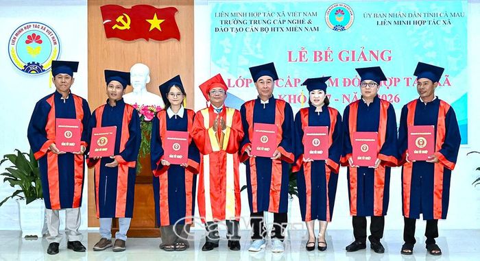  Ông Huỳnh Lam Phương, Hiệu trưởng Trường Trung cấp Nghề và Đào tạo cán bộ HTX miền Nam, trao chứng chỉ cho các học viên.