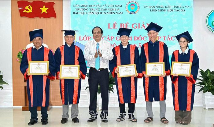 Ông Nguyễn Văn Vũ, Chủ tịch Liên minh HTX tỉnh Cà Mau, trao giấy khen cho các học viên đạt thành tích giỏi.