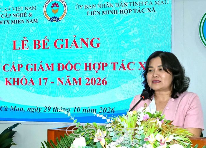 Phó Chủ tịch Uỷ ban MTTQ Việt Nam tỉnh Cà Mau Võ Thị Ngọc Hân ghi nhận, biểu dương tinh thần học tập nghiêm túc và ý thức trách nhiệm của các học viên trong suốt thời gian học.