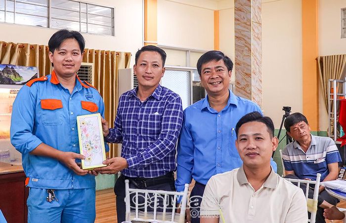 Đoàn viên công đoàn trả lời đúng câu hỏi giao lưu và nhận quà, góp phần tạo không khí sôi nổi, hào hứng.