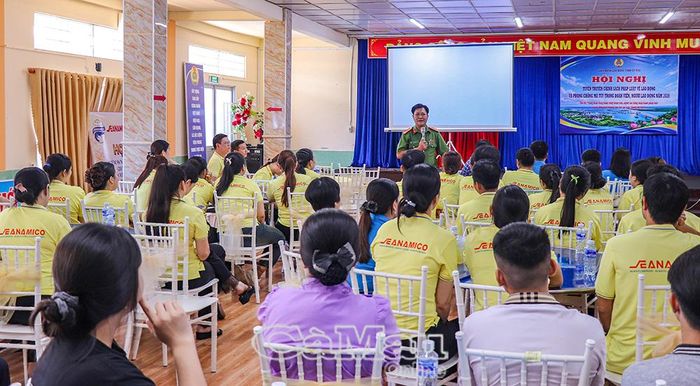 Thượng tá Nguyễn Tấn Đạt, Phó Trưởng phòng Cảnh sát điều tra tội phạm về ma tuý, Công an tỉnh Cà Mau, triển khai chuyên đề phòng, chống ma tuý.