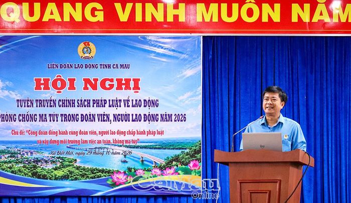 Ông Huỳnh Minh Giới, Trưởng bộ phận Chính sách pháp luật và Quan hệ lao động, LĐLĐ tỉnh Cà Mau,  phổ biến chính sách, pháp luật về lao động.