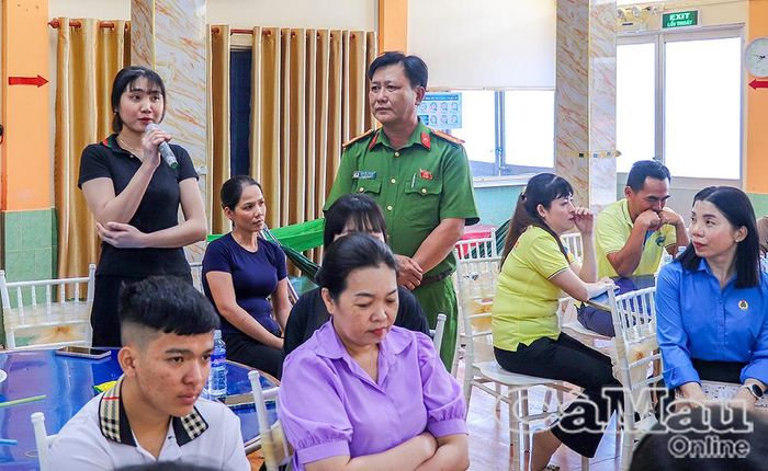 Đoàn viên công đoàn, người lao động tích cực trao đổi, tìm hiểu kiến thức pháp luật tại buổi tuyên truyền.