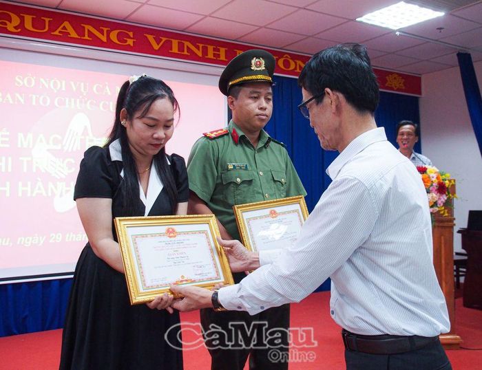 Phó Giám đốc Sở Tư pháp Phạm Quốc Sử trao giải Nhì cho 2 thí sinh.
