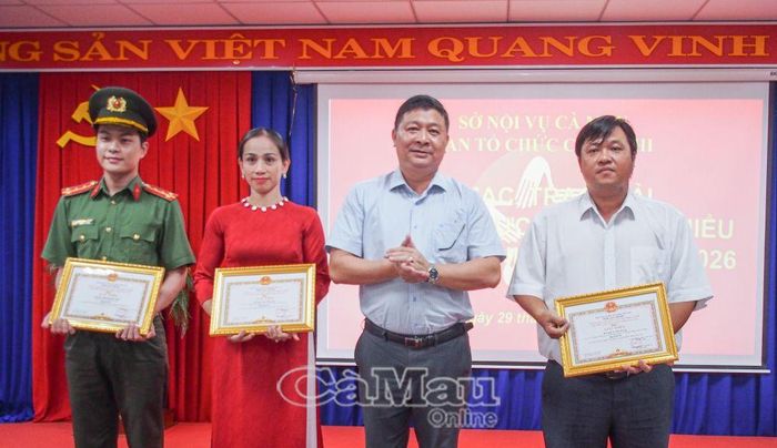 Phó Giám đốc Sở Nội vụ Lê Minh Hiền trao giải Ba cho các thí sinh.