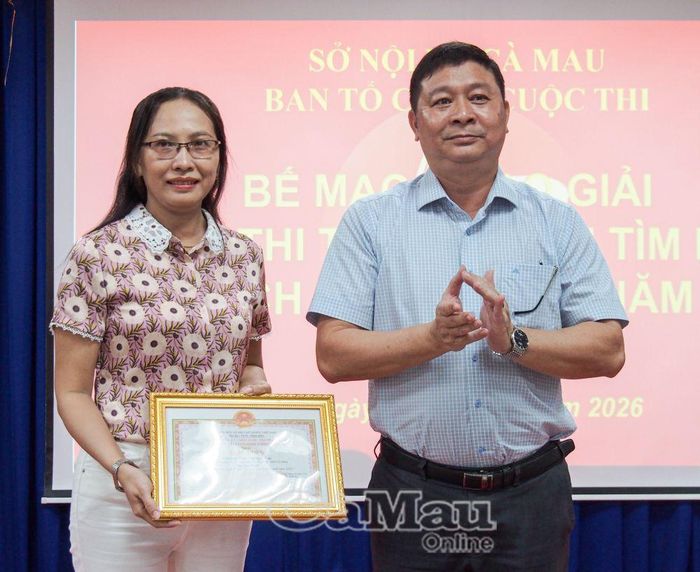 Phó Giám đốc Sở Nội vụ Lê Minh Hiền trao giải Nhất cho thí sinh Đặng Thị Ngọc Trúc (Trường THCS 1 Đá Bạc, xã Đá Bạc).