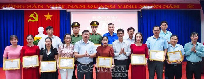 Ban tổ chức cuộc thi chụp ảnh lưu niệm cùng các thí sinh đạt giải.