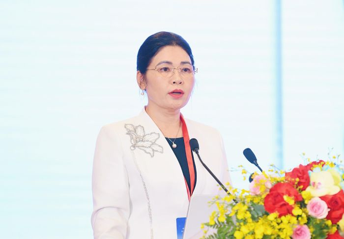  Phó Tổng Kiểm toán nhà nước Hà Thị Mỹ Dung trình bày tham luận tại Hội thảo quốc tế. Ảnh: NHƯ Ý