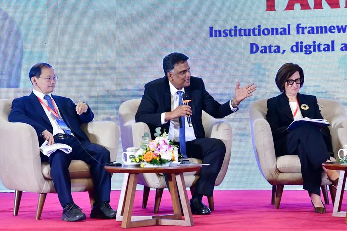 Tổng Kiểm toán và Kiểm soát Ấn Độ Shri K. Sanjay Murthy - Chủ tịch ASOSAI thảo luận tại Hội thảo quốc tế "Cơ quan Kiểm toán tối cao trong bối cảnh mới: Thể chế, Tầm nhìn và Đổi mới". Ảnh: M. THÚY