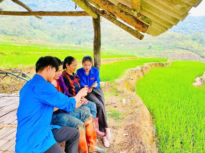 Thông tin được cung cấp qua kênh số là một phương thức tiếp cận hiệu quả cho đồng bào vùng cao - Ảnh: Thu Hiền