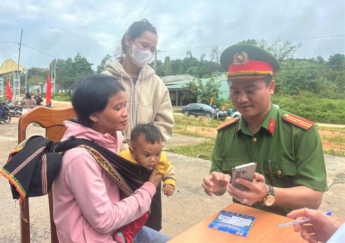 Hiệu quả phổ biến pháp luật cần được giải quyết bằng các phương thức kết hợp: truyền thông số, tài liệu in, tuyên truyền bằng tiếng dân tộc và tư vấn trực tiếp - Ảnh: Thu Hiền