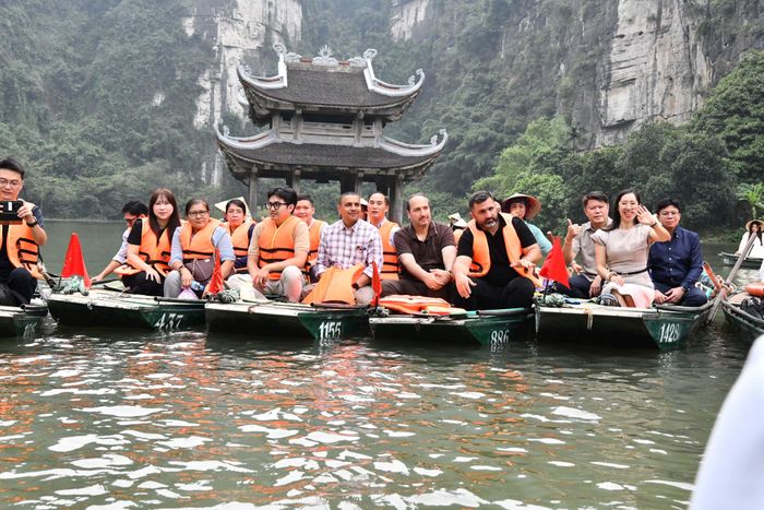 Quần thể danh thắng Tràng An được UNESCO công nhận là di sản văn hóa và thiên nhiên thế giới, trở thành di sản hỗn hợp đầu tiên ở Việt Nam vào năm 2014. Với sự kết hợp độc đáo giữa cảnh quan núi non, hang động, sông ngòi cùng dấu tích văn hóa lâu đời, Tràng An là minh chứng sống động cho sự giao thoa giữa thiên nhiên và lịch sử.