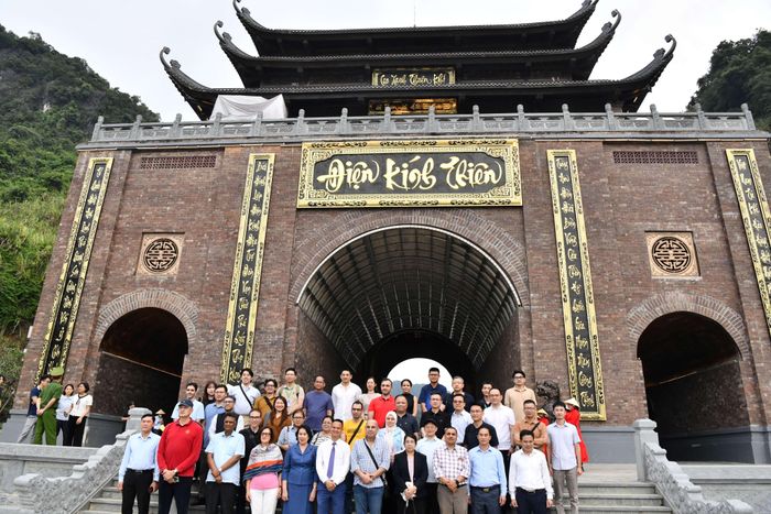 Các đại biểu cũng thăm Điện Kính Thiên - công trình lịch sử và tâm linh phục dựng nằm trong thung lũng Mộc Hoàn (Thung Ui), thuộc Quần thể danh thắng Tràng An.