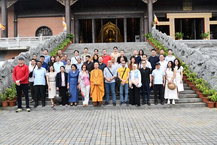 Trong hành trình Cố đô, các đại biểu đã đến thăm Khu du lịch văn hóa tâm linh chùa Bái Đính.