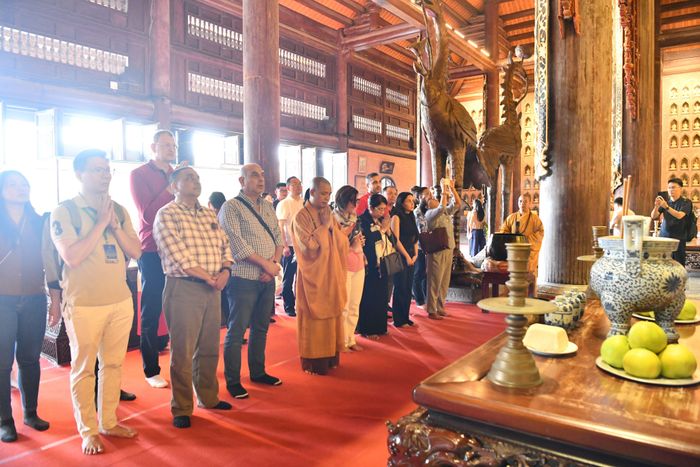 Các đại biểu thực hiện nghi thức chiêm bái tại chùa.