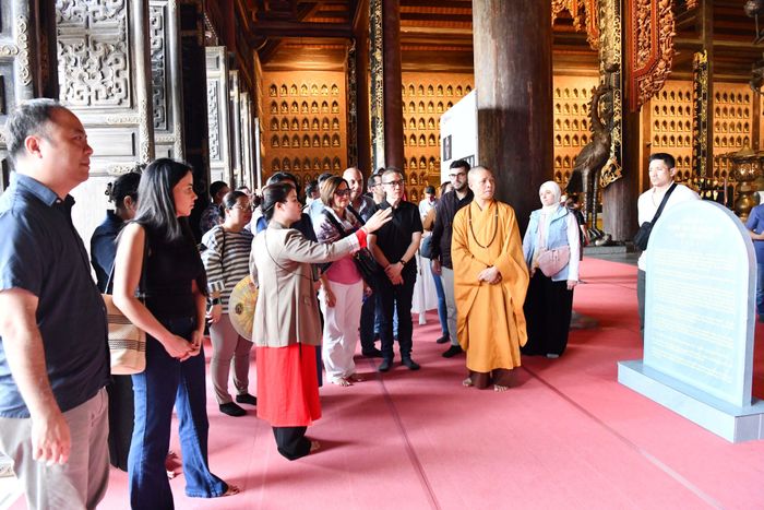 Chùa Bái Đính – ngôi chùa lớn nhất Đông Nam Á, tọa lạc trong Quần thể danh thắng Tràng An. Đây không chỉ là điểm đến du lịch tâm linh nổi tiếng mà còn sở hữu nhiều kỷ lục ấn tượng của châu Á và Việt Nam.
