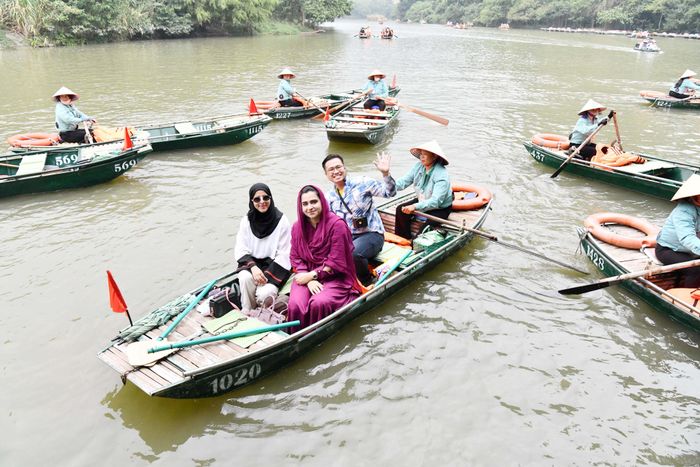 Trong việc quản lý Di sản văn hóa và thiên nhiên thế giới Tràng An (tỉnh Ninh Bình), vai trò của Nhà nước là định hướng; doanh nghiệp đầu tư phát huy giá trị di sản; người dân tham gia bảo vệ, khai thác di sản để phát triển du lịch bền vững.