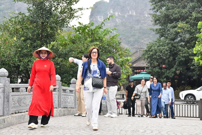 Nhiều đại biểu cho biết lần đầu tiên đặt chân đến mảnh đất Cố đô Ninh Bình và không khỏi ngỡ ngàng trước cảnh đẹp và sự thân thiện của con người nơi đây.